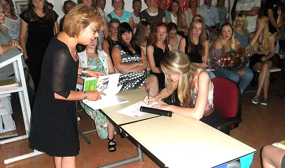 Femke ondertekent haar havo-diploma