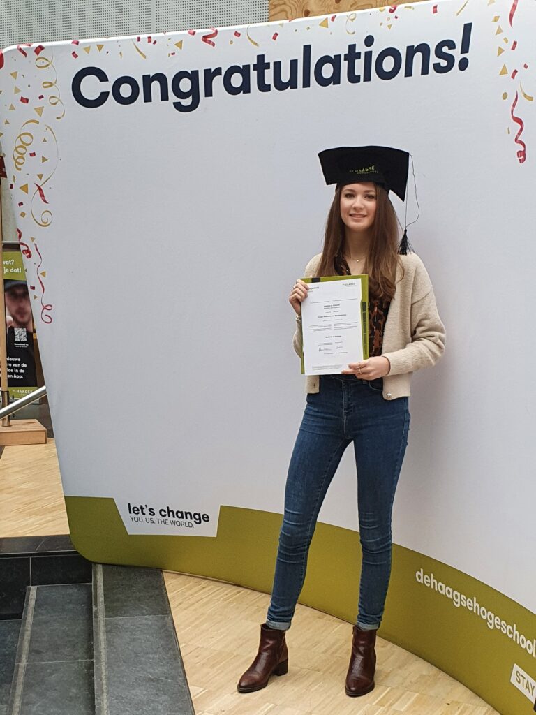 Femke met haar diploma Voeding & Diëtetiek