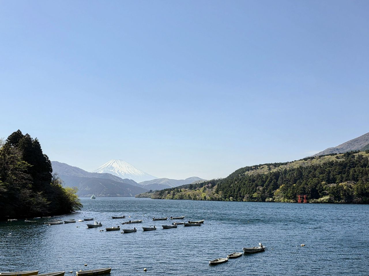 Uitzicht over een meer met bergen