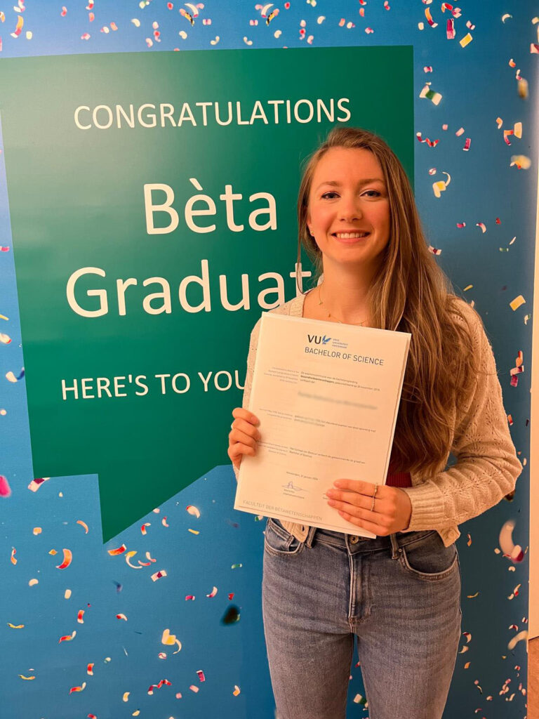 Femke met haar diploma Gezondheidswetenschappen